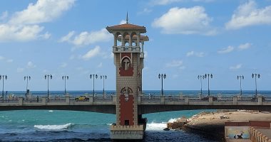 طقس شتوى يضرب الإسكندرية والمصطافون يستمتعون بالخريف المبكر على الشواطئ.. لايف
