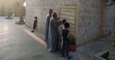الزيارات لا تنقطع عن قبر شهبندر التجار.. دعاء وقرآن على قبر محمود العربى