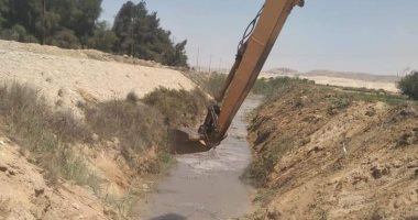 شاهد.. أعمال تطهير مخرات السيول بالمنيا استعدادا لفصل الشتاء