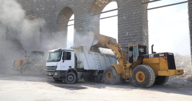 رفع تراكمات قمامة عمرها 30 عاما بمحيط سور مجرى العيون.. صور