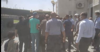 وداعا إيمان خيرى شلبى.. الأهل والأصدقاء يؤدون صلاة الجنازة بمسجد فاطمة الشربتلى 