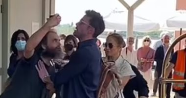 بن أفليك يحمى جينيفر لوبيز من معجب تخطى رجال الأمن فى إيطاليا.. صور