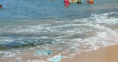 أجواء خريفية وتراجع الإقبال على شواطئ الإسكندرية مع ارتفاع الأمواج.. لايف