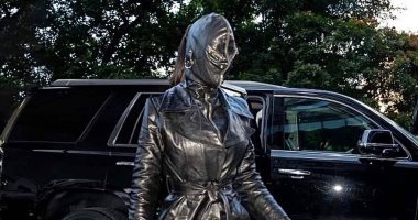 كيم كارداشيان بإطلالة غريبة من الجلد عند وصولها نيويورك لحضور حفل Met Gala.. صور