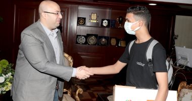 محافظ بنى سويف يستقبل الطالب الفائز بالمركز الثالث فى مسابقة ميكروسوفت