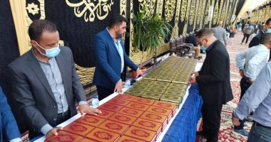 أسرة الراحل محمود العربي توزع نُسخًا من القرآن الكريم على المعزين .. صور