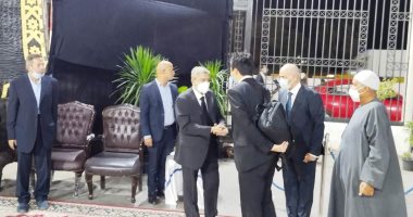 وداعه فى أقرب مكان لقلبه.. توافد المعزين على عزاء محمود العربى بمصنعه.. فيديو وصور