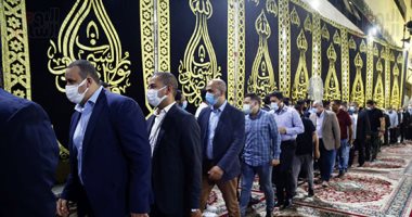 أسرة الراحل محمود العربى تتلقى العزاء بمصنعه فى قليوب.. صور