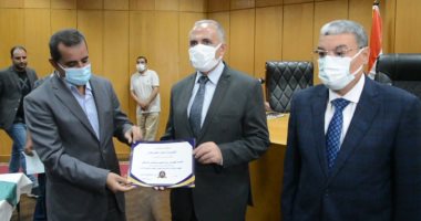 "الرى" تكرم مهندسين ومشرفين على أعمال تأهيل وتبطين الترع بالمنيا.. صور