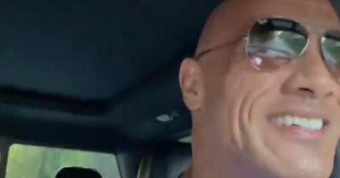 ذا روك يفاجئ جمهوره فى الشارع أثناء استقلاله لسيارته.. فيديو