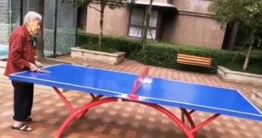 فيديو طريف لأبن يحاول الترفيه عن والدته المسنة بلعب تنس الطاولة معها