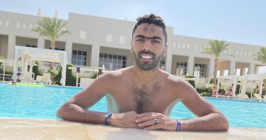 حسين الشحات يودع إجازة الصيف من حمام السباحة.. والجمهور: يلا على التمرين "صور"