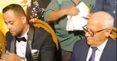 محافظ بورسعيد يشهد على عقد قران شاب طالبه بحضور حفل زفاف على السوشيال ميديا.. لايف