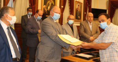 محافظ القاهرة يسلم عقود تقنين مصانع الرخام بشق الثعبان.. صور