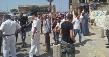 حملات مكبرة لإزالة الإشغالات فى حى العجمى بالتنسيق مع شرطة المرافق.. صور