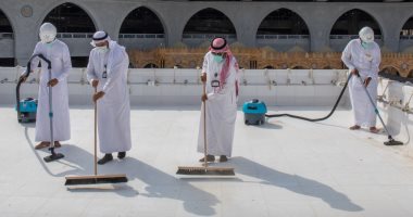 مراحل تنظيف وتطهير سطح الكعبة المشرفة فى 20 دقيقة.. ألبوم صور