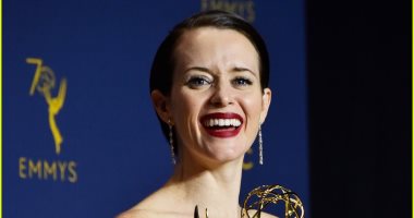 صور.. دور كلير فوى كضيف شرف يقودها للفوز بجائزة الـ Emmy عن The Crown  