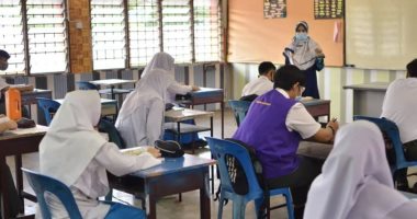 ماليزيا تكلف 2500 معلم بمهام أخرى غير التدريس بسبب رفضهم تطعيم كورونا