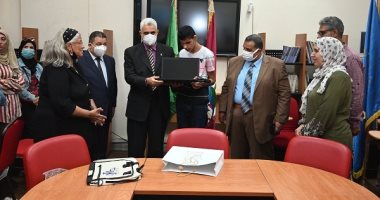 رئيس جامعة الفيوم يسلم الطالب الأول بالشعبة الأدبية فى الثانوية العامة جهاز لاب توب 