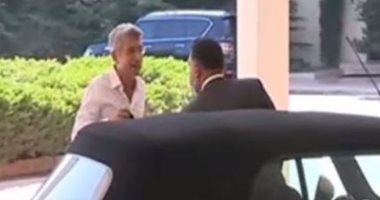 وزير طاقة لبنان يقود سيارة موفرة للبنزين للقصر الرئاسى مرتديا زيا غير رسمى