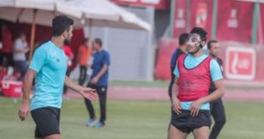 شاهد.. أكرم توفيق يرتدى ماسك الوجه أثناء تدريبات الأهلى 