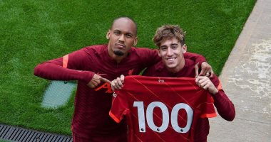 تسيميكاس وفابينيو يغازلان محمد صلاح بصورة مع قميص هدفه الـ 100