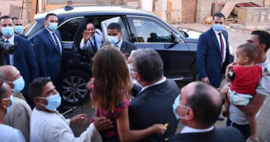 الرئيس السيسى يتبادل التحية والحديث مع المواطنين فى منطقة الرويسات بشرم الشيخ: "عاوز أتكلم معاكم شوية".. الأهالى للرئيس: نعيش معك فى أمان..  ويهتفون: تحيا مصر.. ويرد: ربنا يديم علينا السلام والاستقرار.. فيديو
