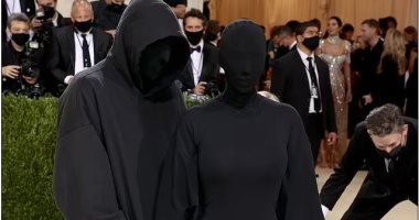 كيم كاردشيان تثير تكهنات حول عودتها لـ كانى ويست بسبب رفيقها فى "ميت جالا"