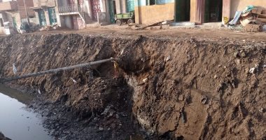 إصلاح تسريب خط مياه مار بعداية على إحدى الترع الجارى تبطينها ببنى سويف.. صور