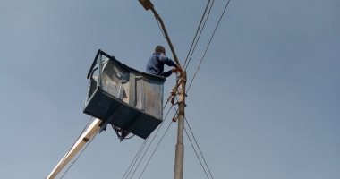 إزالة إشغالات وصيانة أعمدة الإنارة فى قرية الكوم الأحمر ببنى سويف