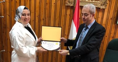 تكريم الحاصلة على المركز الثالث بكلية حقوق الزقازيق لتعيينها معيدة
