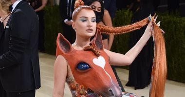 المغنية الألمانية كيم بيتراس ترتدى رأس حصان فى حفل Met Gala 2021