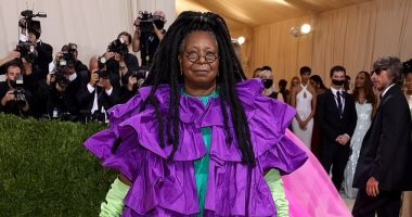 ووبى جولدبرج بإطلالة تشبه "الجرس" فى حفل Met Gala 2021
