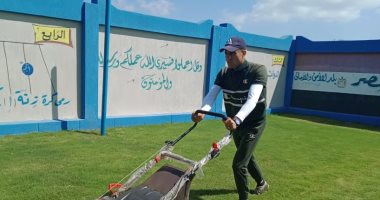 استعدادا لعام دراسى جديد.. مدير "الستين" بكفر الدوار يقوم بصيانتها بنفسه