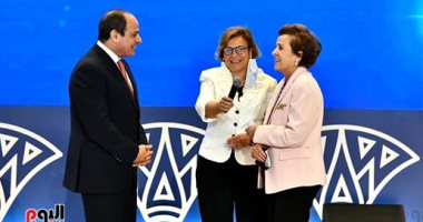 الرئيس السيسى يلتقط صورة تذكارية مع والدة ممثلة برنامج الأمم المتحدة الإنمائى