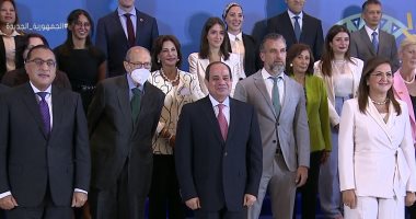 الرئيس السيسى يلتقط صورة تذكارية مع المشاركين بفعالية تقرير التنمية البشرية