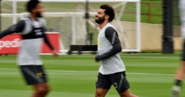 ابتسامة تفاؤل تعلو وجه محمد صلاح قبل مواجهة ميلان فى دورى الأبطال.. صور
