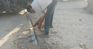إصلاح بروز حديد بكوبرى المحطة فى ببا بنى سويف لتسهيل الحركة المرورية.. صور