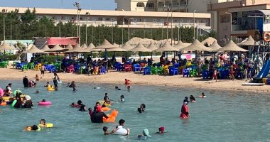 ارتفاع الأمواج وإقبال كثيف على شواطئ الغردقة.. فيديو وصور 