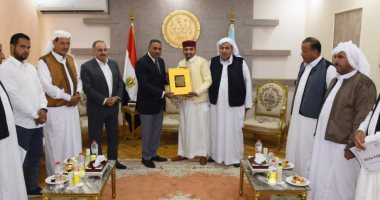 محافظ مطروح يكرم لجنة المساعى الحميدة لإتمامها صلح وإنهاء خصومة.. صور