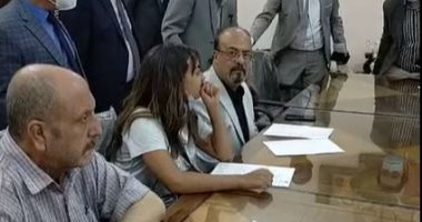 إتمام الصلح بين "فتاة الفستان" ومراقبتى كلية الآداب بجامعة طنطا.. فيديو