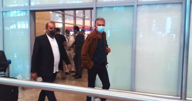 كيروش  يفاجئ المصريين فى مطار القاهرة : شكرًا ..شكرًا  "فيديو"