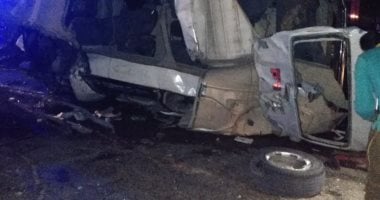 صور.. إصابة 4 أشخاص فى انقلاب سيارة بالطريق الصحراوى بالصف