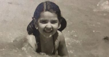 فنانة مشهورة تستمع بمياه البحر وإجازة الصيف خلال طفولتها.. اعرف مين.. صور