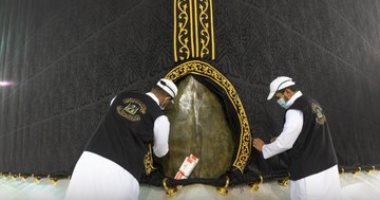 تنظيف وصيانة الكينار الخاص للحجر الأسود المطلى بماء الذهب.. صور