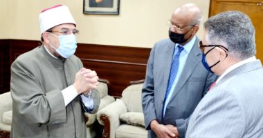 محافظ البحر الأحمر يستقبل وزير الأوقاف وسفير الخرطوم ووفد أئمة وواعظات السودان.. صور