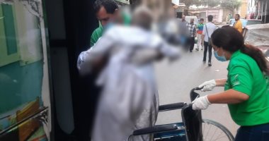 وزيرة التضامن توجه فريق كبار بلا مأوى بإنقاذ مسن فى الإسكندرية.. صور