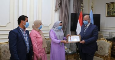 محافظ القاهرة يكرم طالبة لتجميلها شارع بعين شمس على نفقتها.. صور