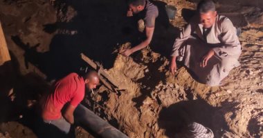 إصلاح كسر بماسورة مياه تغذى قرية وابورات المطاعنة فى إسنا بالأقصر