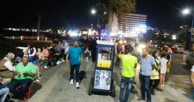 كورنيش مطروح بالليل.. أجواء مصيف ساحرة فى أواخر ليالى الصيف.. فيديو